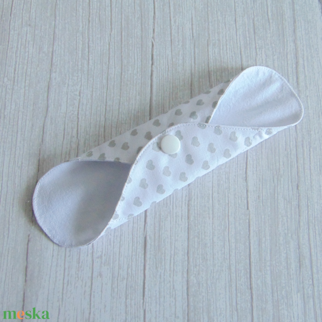 Lara tisztasági betét 19,5 cm / fehér - szürke szívecske / mosható textil betét, mosható tisztasági betét, mosibetét - szépségápolás - intim higiénia - tisztasági betét - Meska.hu