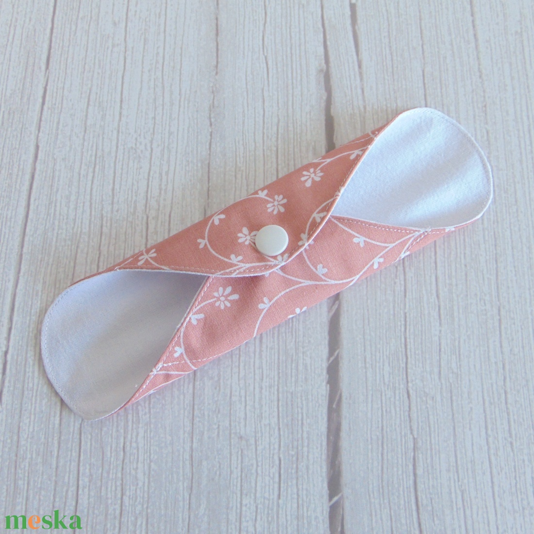 Lara tisztasági betét 19,5 cm / rózsaszín - fehér indák és virágok / mosható betét, mosható tisztasági betét, mosibetét - szépségápolás - intim higiénia - tisztasági betét - Meska.hu