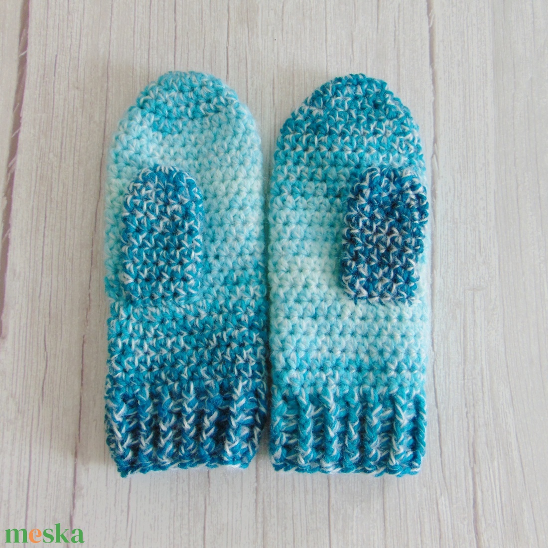 Kék - fehér színátmenetes / horgolt egyujjas kesztyű. S-M méretű. / Vastag, meleg és puha egyujjas kesztyű - ruha & divat - sál, sapka, kendő - kesztyű - Meska.hu