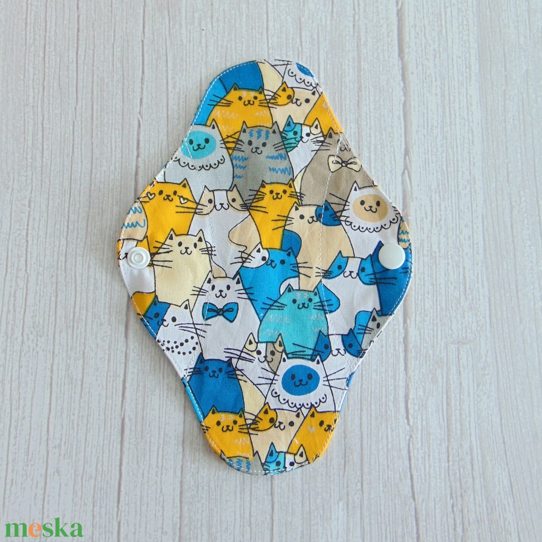 Lara mosható tisztasági betét 19,5 cm / cica fejek - sárga és kék / vékony, kényelmes intimbetét,  környezetbarát termék - szépségápolás - intim higiénia - tisztasági betét - Meska.hu
