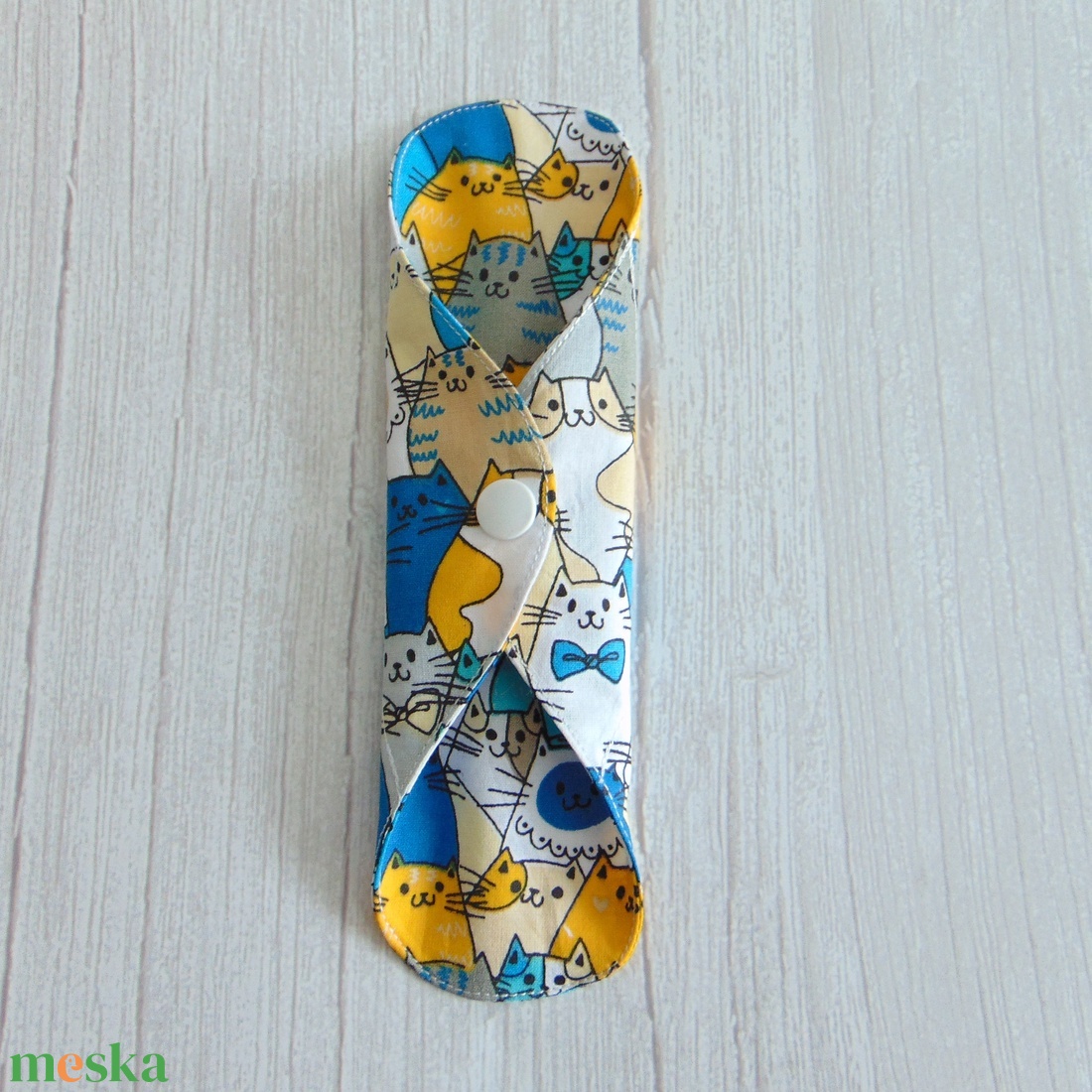 Lara mosható tisztasági betét 19,5 cm / cica fejek - sárga és kék / vékony, kényelmes intimbetét,  környezetbarát termék - szépségápolás - intim higiénia - tisztasági betét - Meska.hu