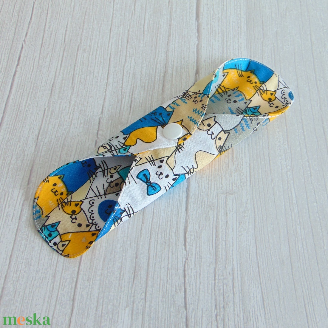 Lara mosható tisztasági betét 19,5 cm / cica fejek - sárga és kék / vékony, kényelmes intimbetét,  környezetbarát termék - szépségápolás - intim higiénia - tisztasági betét - Meska.hu