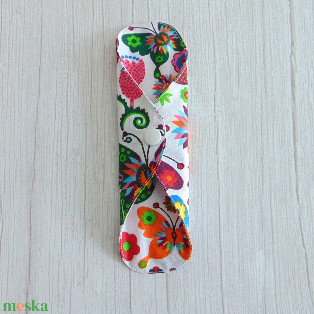 Lara mosható tisztasági betét 19,5 cm / színes lepkék és virágok / vékony, kényelmes intimbetét,  környezetbarát termék - szépségápolás - intim higiénia - tisztasági betét - Meska.hu