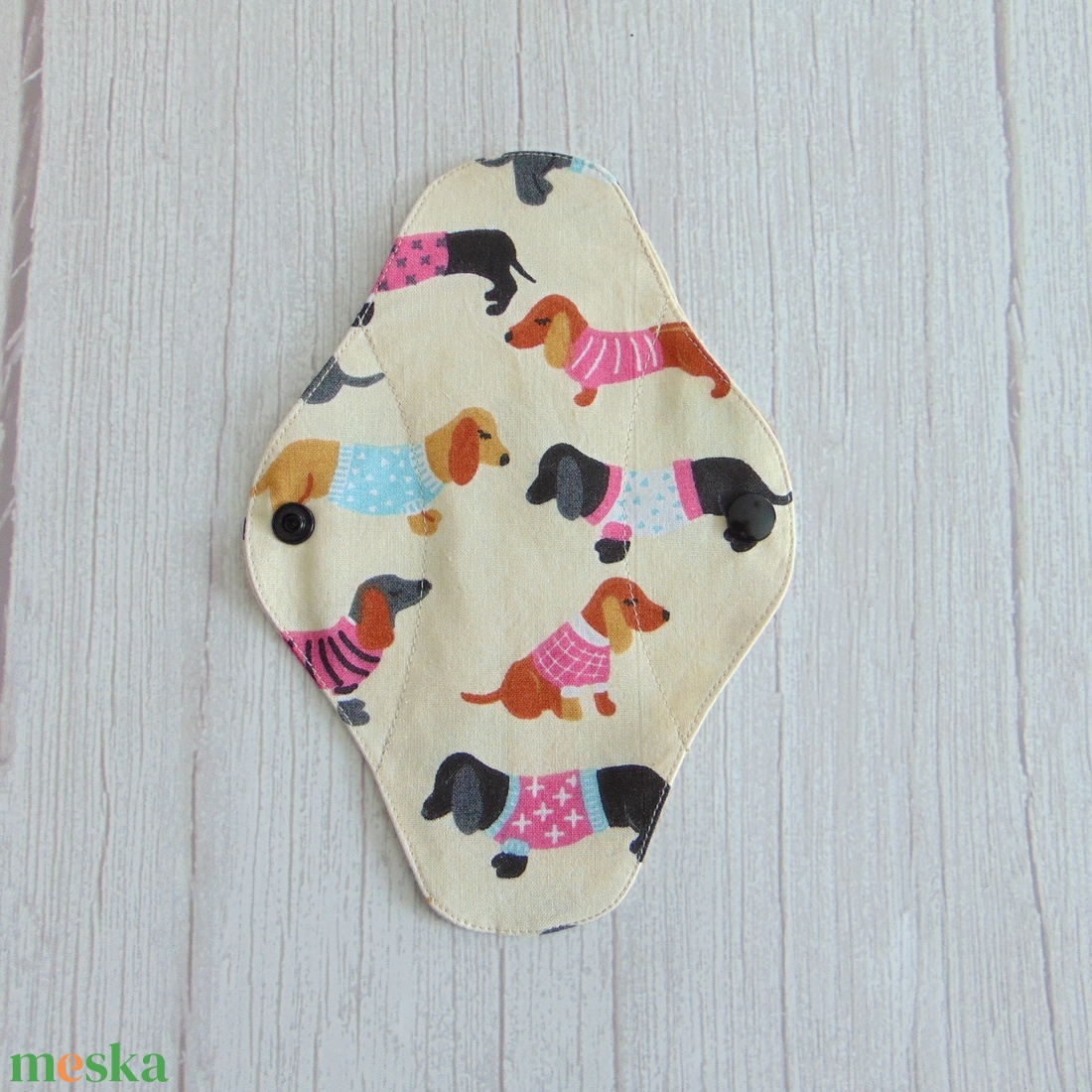 Lara mosható tisztasági betét 19,5 cm / tacskó mintás - krém / vékony, kényelmes intimbetét,  környezetbarát termék - szépségápolás - intim higiénia - tisztasági betét - Meska.hu