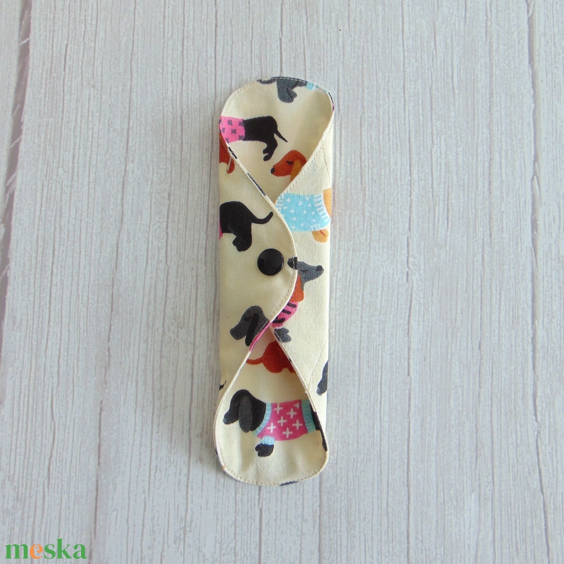 Lara mosható tisztasági betét 19,5 cm / tacskó mintás - krém / vékony, kényelmes intimbetét,  környezetbarát termék - szépségápolás - intim higiénia - tisztasági betét - Meska.hu