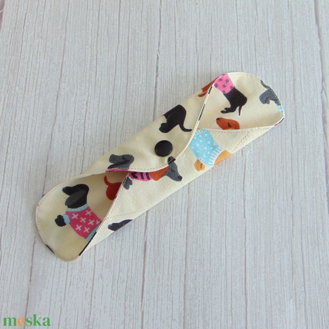 Lara mosható tisztasági betét 19,5 cm / tacskó mintás - krém / vékony, kényelmes intimbetét,  környezetbarát termék - szépségápolás - intim higiénia - tisztasági betét - Meska.hu