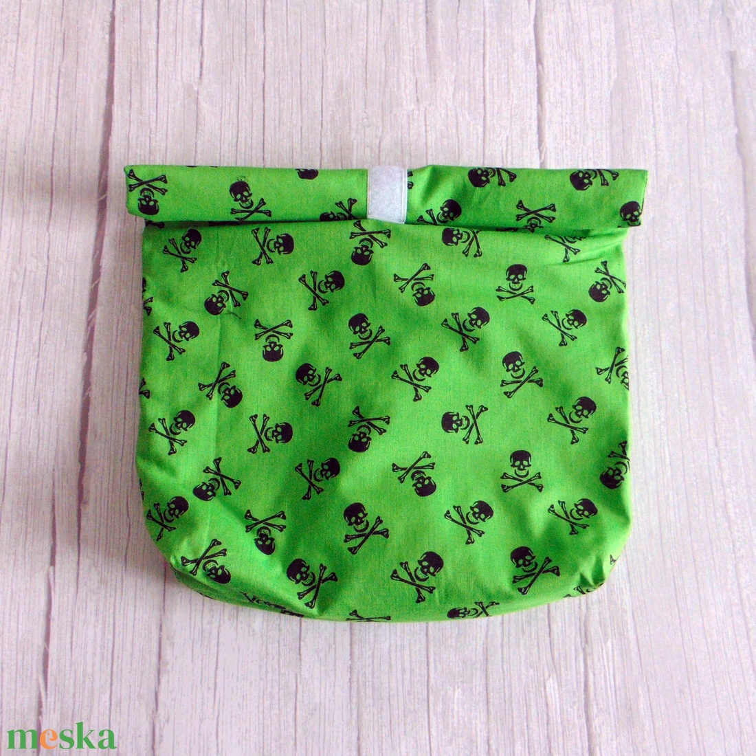 Roll-top uzsonnás tasak: fekete / zöld koponya mintás - táska & tok - uzsonna- & ebéd tartó - szendvics csomagoló - Meska.hu