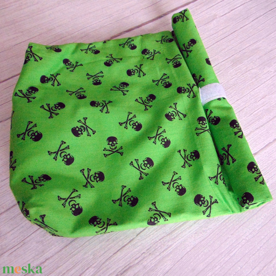 Roll-top uzsonnás tasak: fekete / zöld koponya mintás - táska & tok - uzsonna- & ebéd tartó - szendvics csomagoló - Meska.hu