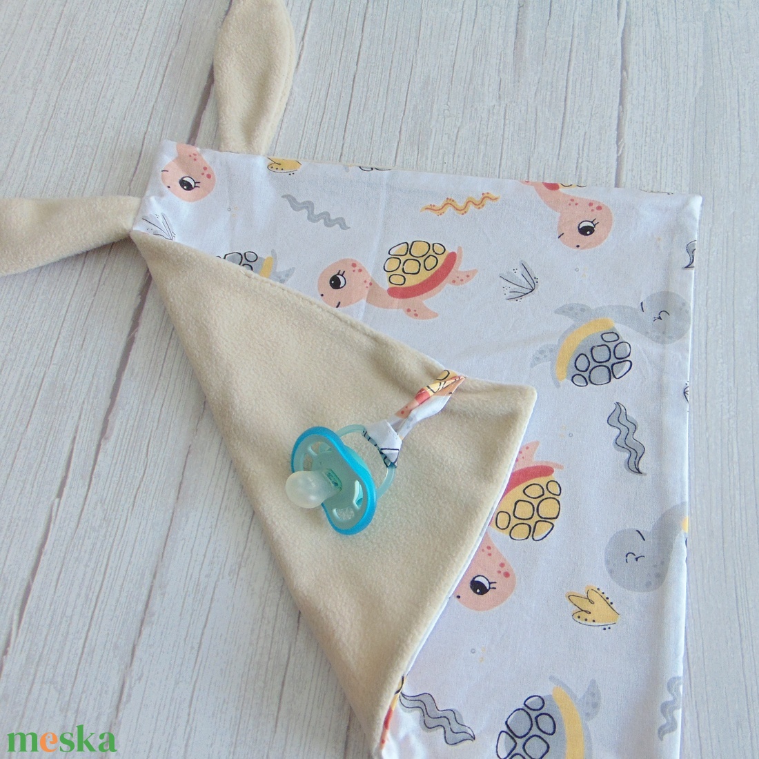 Nyuszi füles szundikendő / teknős mintával - bézs - baba - mama - baba játékok - szundikendő, alvóka - Meska.hu