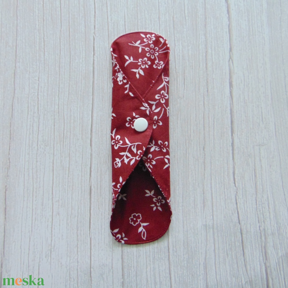 Lara tisztasági betét 19,5 cm / bordó - fehér virágok / mosható textil betét - szépségápolás - intim higiénia - tisztasági betét - Meska.hu