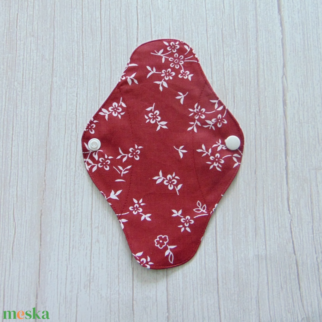 Lara tisztasági betét 19,5 cm / bordó - fehér virágok / mosható textil betét - szépségápolás - intim higiénia - tisztasági betét - Meska.hu