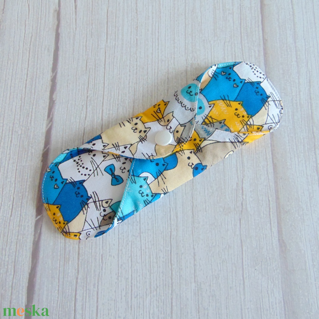 Lara mosható betét 20 cm / kék - sárga cica fejek / klasszikus, lekerekített formájú normál intimbetét - szépségápolás - intim higiénia - intimbetét - Meska.hu