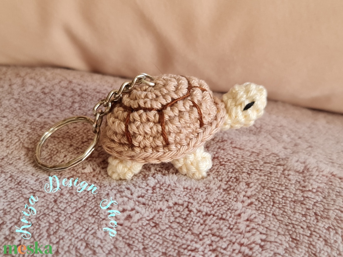 Kézműves horgolt kabalafigurás kulcstartó - Mini teknős (Maroni) - játék & sport - plüssállat & játékfigura - más figura - Meska.hu Kézműves horgolt kabalafigurás kulcstartó - Mini teknős (Maroni) - játék & sport - plüssállat & játékfigura - más figura - Meska.hu