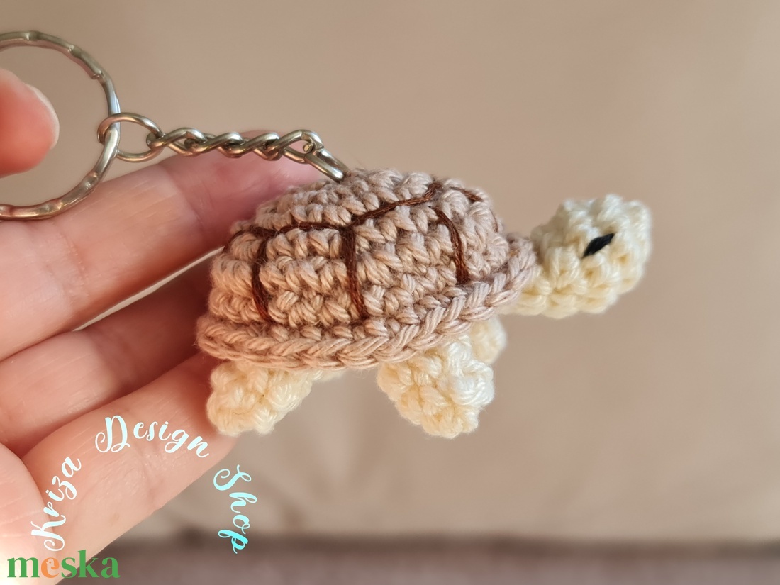 Kézműves horgolt kabalafigurás kulcstartó - Mini teknős (Maroni) - játék & sport - plüssállat & játékfigura - más figura - Meska.hu Kézműves horgolt kabalafigurás kulcstartó - Mini teknős (Maroni) - játék & sport - plüssállat & játékfigura - más figura - Meska.hu