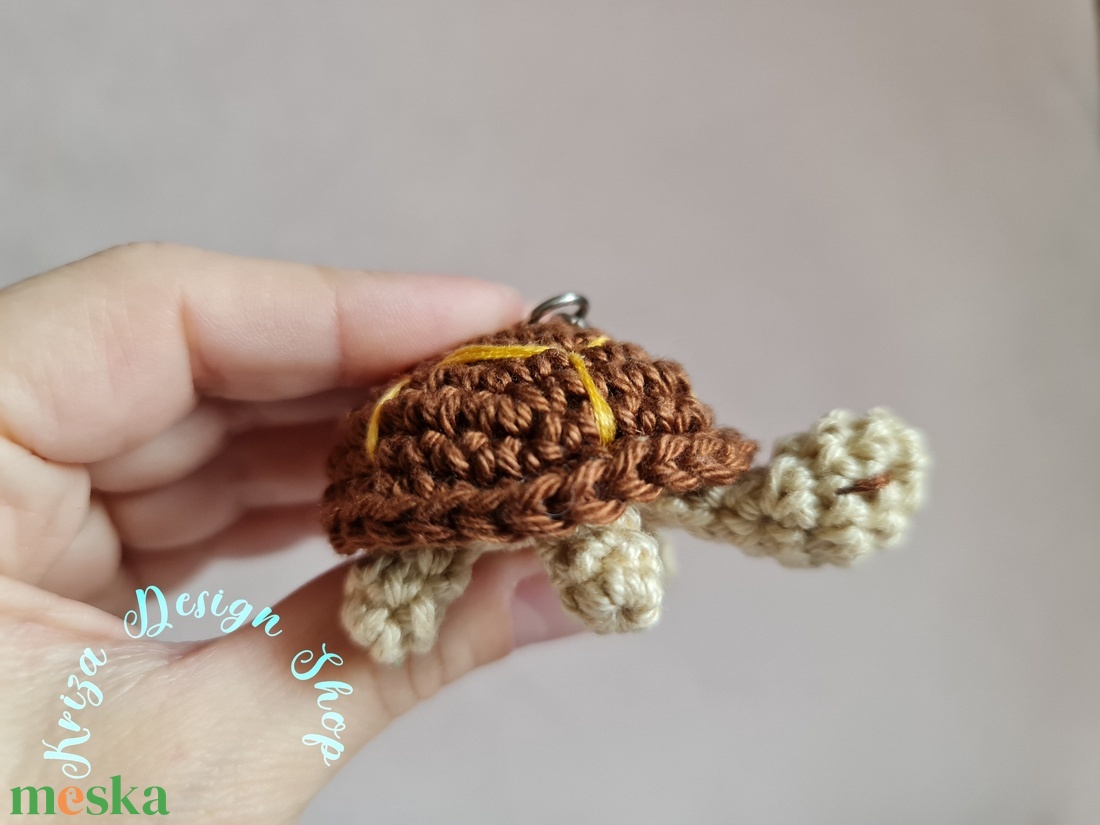 Kézműves horgolt kabalafigurás kulcstartó - Mini teknős (Barnabás) - játék & sport - plüssállat & játékfigura - más figura - Meska.hu Kézműves horgolt kabalafigurás kulcstartó - Mini teknős (Barnabás) - játék & sport - plüssállat & játékfigura - más figura - Meska.hu