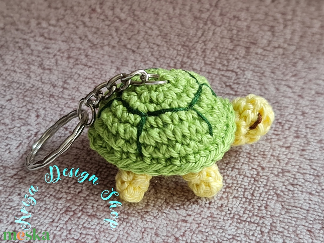 Kézműves horgolt kabalafigurás kulcstartó - Mini teknős (Springi) - játék & sport - plüssállat & játékfigura - más figura - Meska.hu Kézműves horgolt kabalafigurás kulcstartó - Mini teknős (Springi) - játék & sport - plüssállat & játékfigura - más figura - Meska.hu