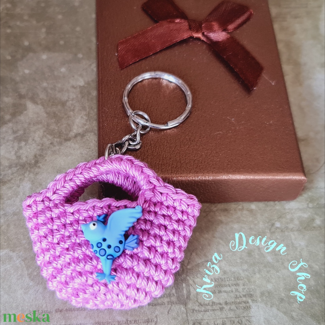 Kézműves horgolt kulcstartó - Shopping bag (kék madárkás dekorációval) - játék & sport - plüssállat & játékfigura - más figura - Meska.hu Kézműves horgolt kulcstartó - Shopping bag (kék madárkás dekorációval) - játék & sport - plüssállat & játékfigura - más figura - Meska.hu