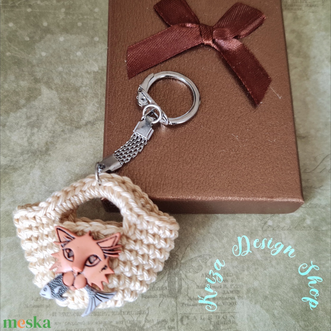 Kézműves horgolt  kulcstartó - Shopping bag (cicás dekorációval)  - játék & sport - plüssállat & játékfigura - más figura - Meska.hu