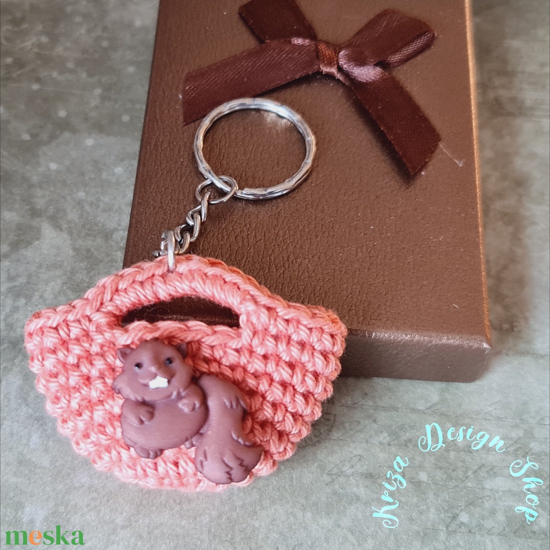 Kézműves horgolt kulcstartó - Shopping bag (hódos dekorációval) - játék & sport - plüssállat & játékfigura - más figura - Meska.hu Kézműves horgolt kulcstartó - Shopping bag (hódos dekorációval) - játék & sport - plüssállat & játékfigura - más figura - Meska.hu