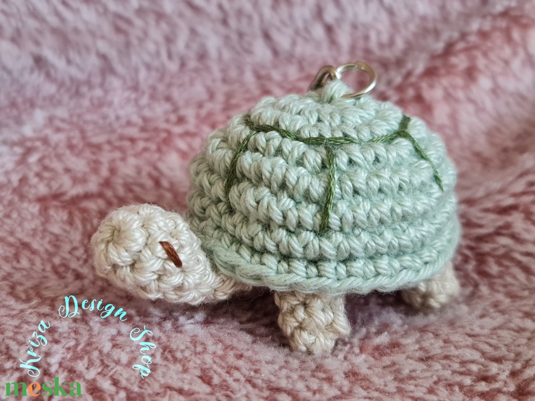 Kézműves horgolt kabalafigurás kulcstartó - Mini teknős (Rezi) - játék & sport - plüssállat & játékfigura - más figura - Meska.hu
