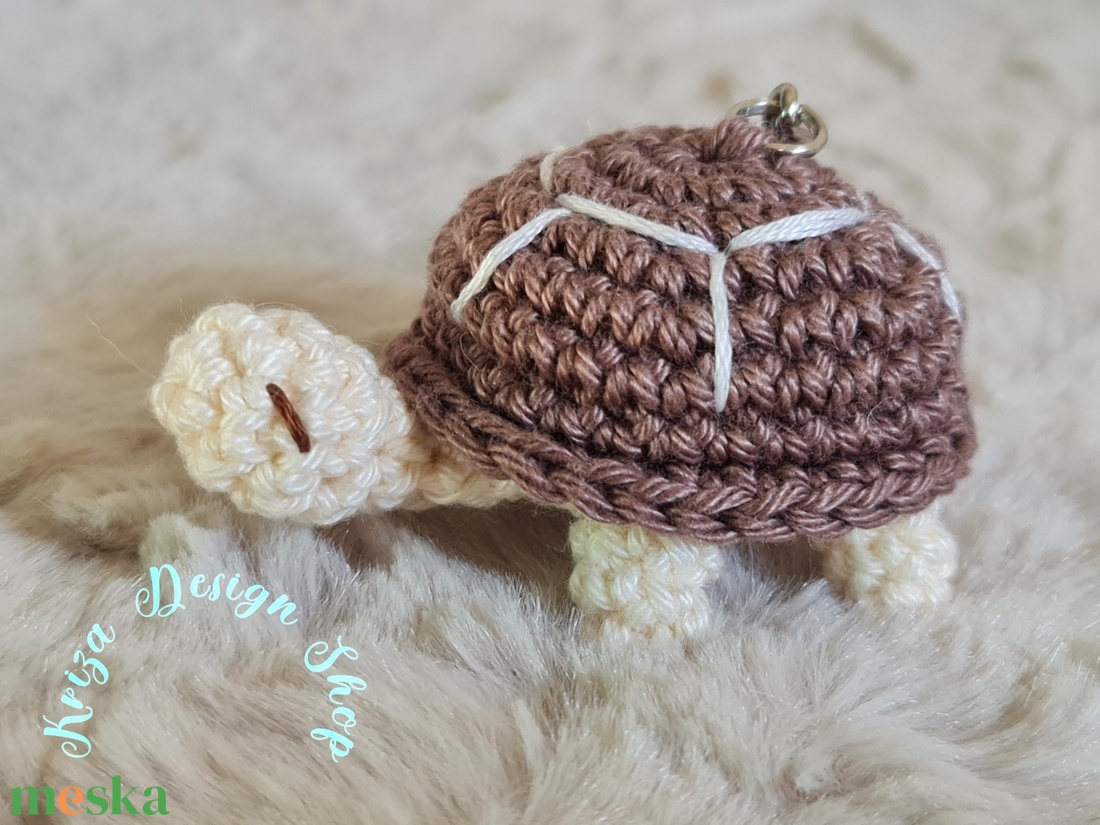 Kézműves horgolt kabalafigurás kulcstartó - Mini teknős (Franci) - játék & sport - plüssállat & játékfigura - más figura - Meska.hu Kézműves horgolt kabalafigurás kulcstartó - Mini teknős (Franci) - játék & sport - plüssállat & játékfigura - más figura - Meska.hu