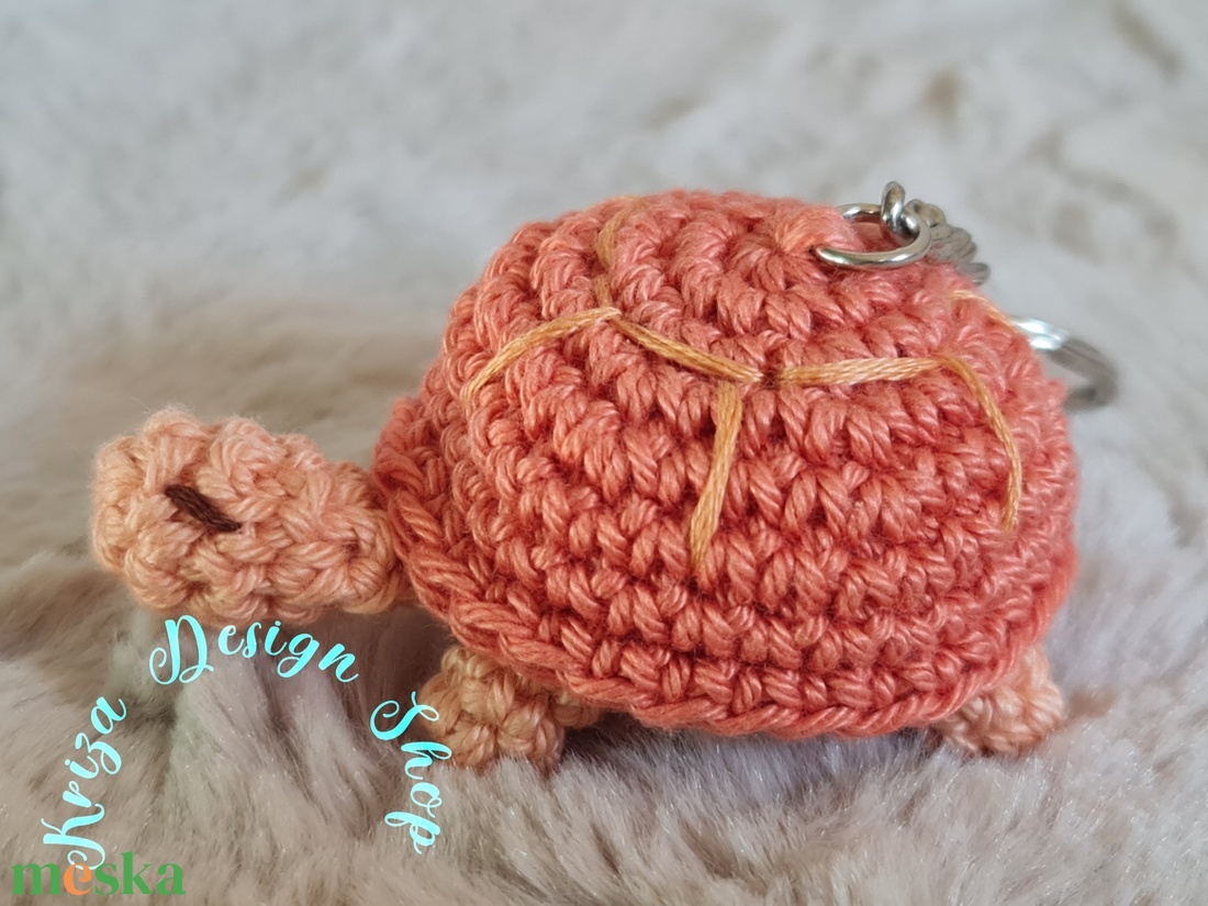 Kézműves horgolt kabalafigurás kulcstartó - Mini teknős (Teresa) - játék & sport - plüssállat & játékfigura - más figura - Meska.hu Kézműves horgolt kabalafigurás kulcstartó - Mini teknős (Teresa) - játék & sport - plüssállat & játékfigura - más figura - Meska.hu