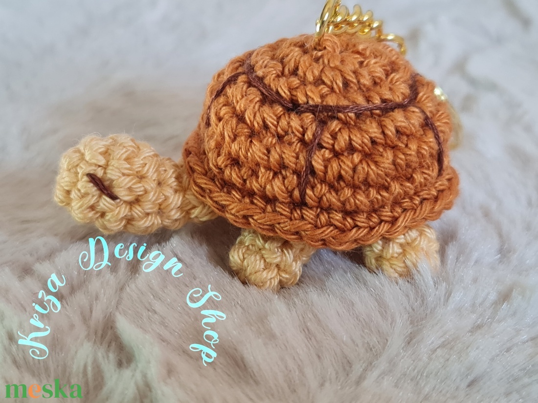 Kézműves horgolt kabalafigurás kulcstartó - Mini teknős (Gery) - játék & sport - plüssállat & játékfigura - más figura - Meska.hu Kézműves horgolt kabalafigurás kulcstartó - Mini teknős (Gery) - játék & sport - plüssállat & játékfigura - más figura - Meska.hu