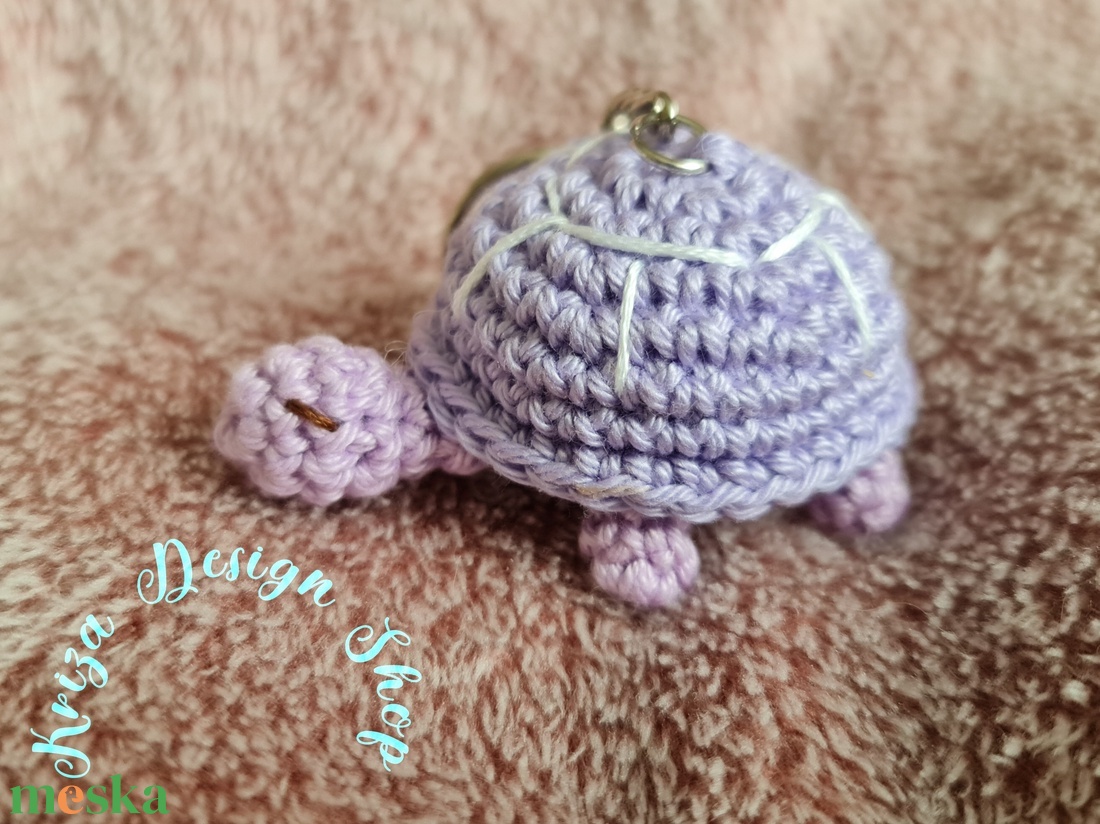 Kézműves horgolt kabalafigurás kulcstartó - Mini teknős (Betty) - játék & sport - plüssállat & játékfigura - más figura - Meska.hu