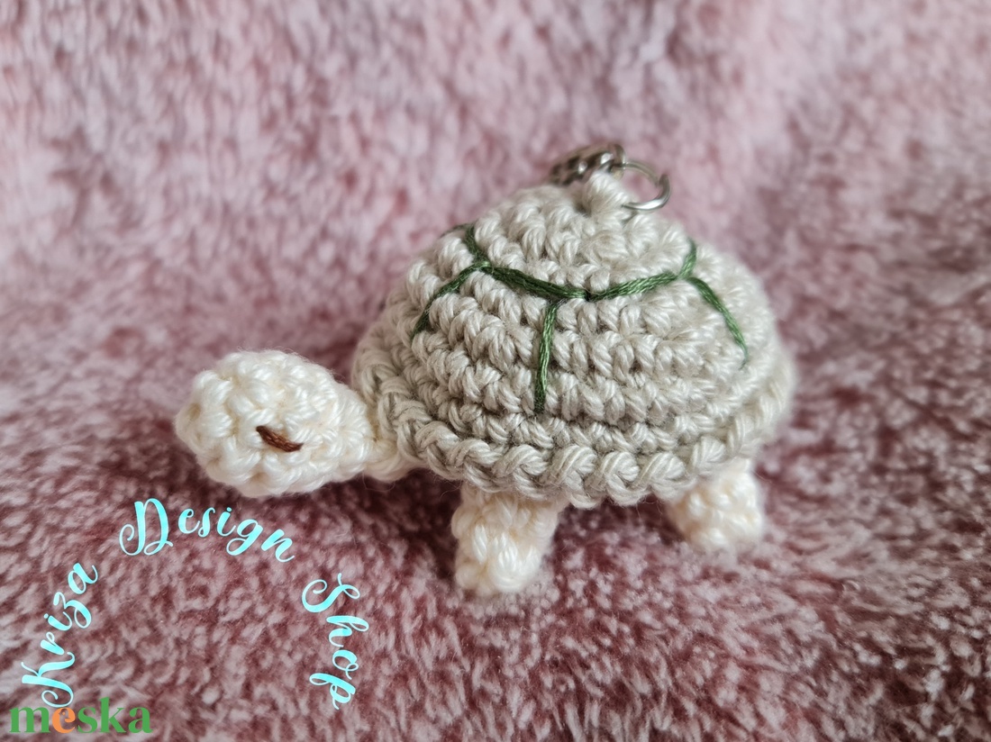Kézműves horgolt kabalafigurás kulcstartó - Mini teknős (Rony) - játék & sport - plüssállat & játékfigura - más figura - Meska.hu Kézműves horgolt kabalafigurás kulcstartó - Mini teknős (Rony) - játék & sport - plüssállat & játékfigura - más figura - Meska.hu