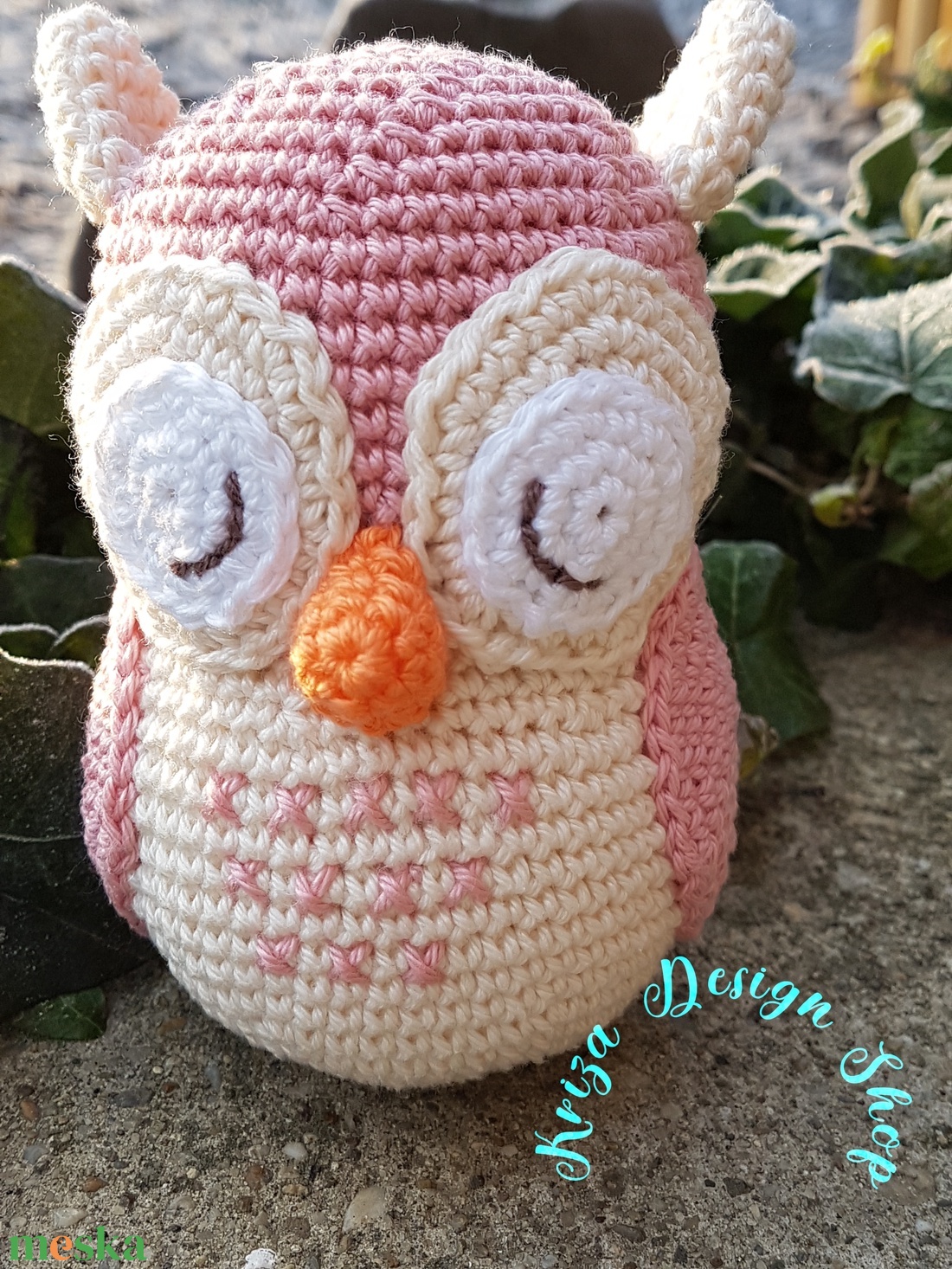 Kézműves horgolt kabalafigura - Bagoly (Frozen Rose)) - játék & sport - plüssállat & játékfigura - bagoly - Meska.hu Kézműves horgolt kabalafigura - Bagoly (Frozen Rose)) - játék & sport - plüssállat & játékfigura - bagoly - Meska.hu