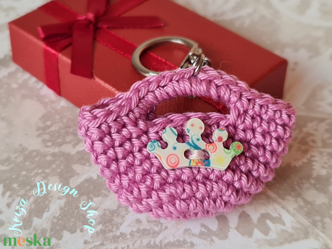 Kézműves horgolt kulcstartó - Shopping bag (Én királynőm) - játék & sport - plüssállat & játékfigura - más figura - Meska.hu Kézműves horgolt kulcstartó - Shopping bag (Én királynőm) - játék & sport - plüssállat & játékfigura - más figura - Meska.hu