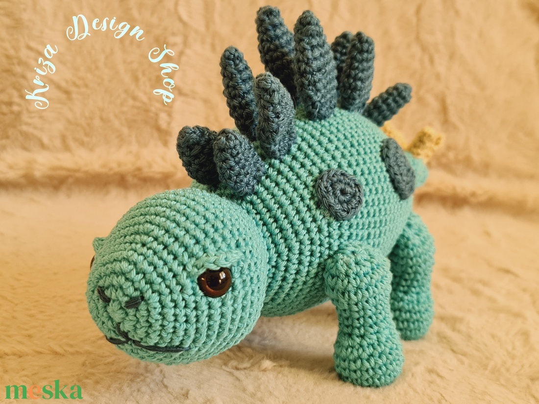 Kézműves horgolt kabala figura - Sztegoszaurusz dinoszaurusz - játék & sport - plüssállat & játékfigura - plüss dínók - Meska.hu Kézműves horgolt kabala figura - Sztegoszaurusz dinoszaurusz - játék & sport - plüssállat & játékfigura - plüss dínók - Meska.hu