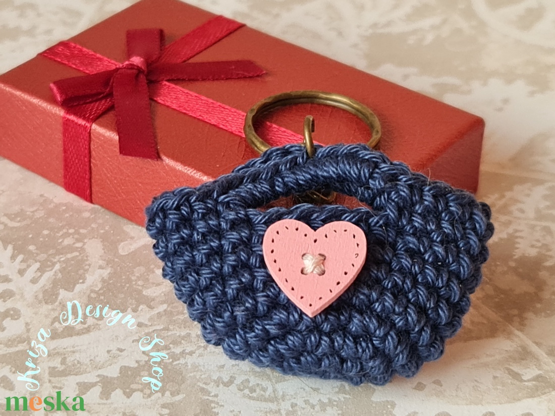 Kézműves horgolt kulcstartó - Shopping bag (Fa szivecskés dekorációval) - játék & sport - plüssállat & játékfigura - más figura - Meska.hu Kézműves horgolt kulcstartó - Shopping bag (Fa szivecskés dekorációval) - játék & sport - plüssállat & játékfigura - más figura - Meska.hu