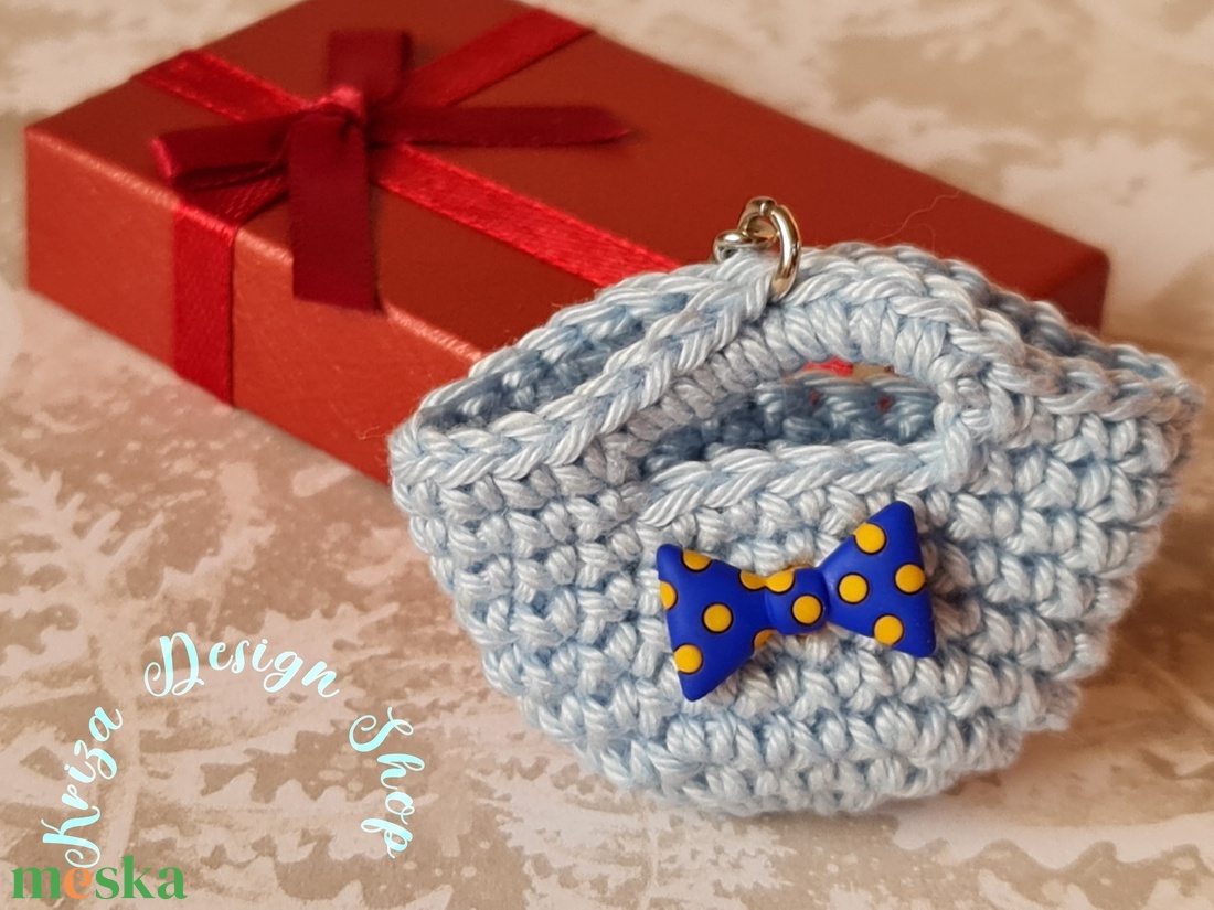 Kézműves horgolt  kulcstartó - Shopping bag (nyakkendő dekorációval 2.)  - játék & sport - plüssállat & játékfigura - más figura - Meska.hu