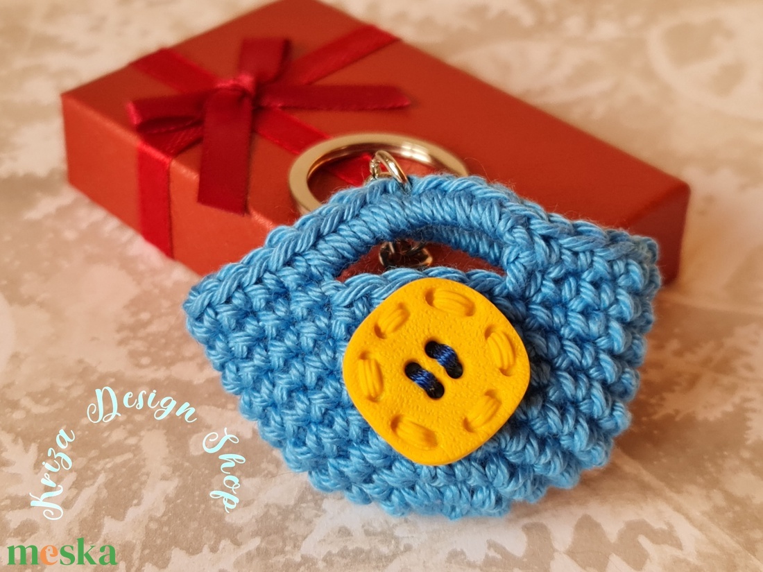 Kézműves horgolt kulcstartó - Shopping bag (Dekoratív gomb dekorációval) - játék & sport - plüssállat & játékfigura - más figura - Meska.hu Kézműves horgolt kulcstartó - Shopping bag (Dekoratív gomb dekorációval) - játék & sport - plüssállat & játékfigura - más figura - Meska.hu