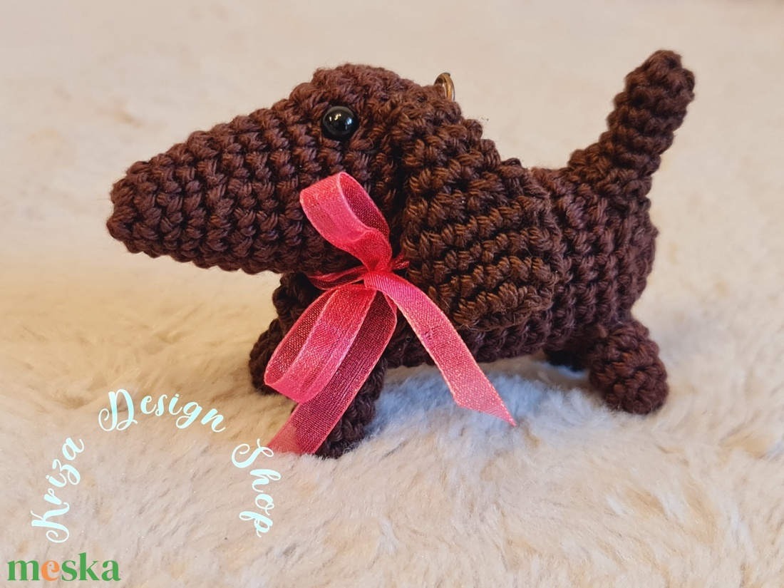 Kézműves horgolt kabalafigurás kulcstartó - Mini tacskó kutya (Döme 5.) - játék & sport - plüssállat & játékfigura - kutya - Meska.hu Kézműves horgolt kabalafigurás kulcstartó - Mini tacskó kutya (Döme 5.) - játék & sport - plüssállat & játékfigura - kutya - Meska.hu