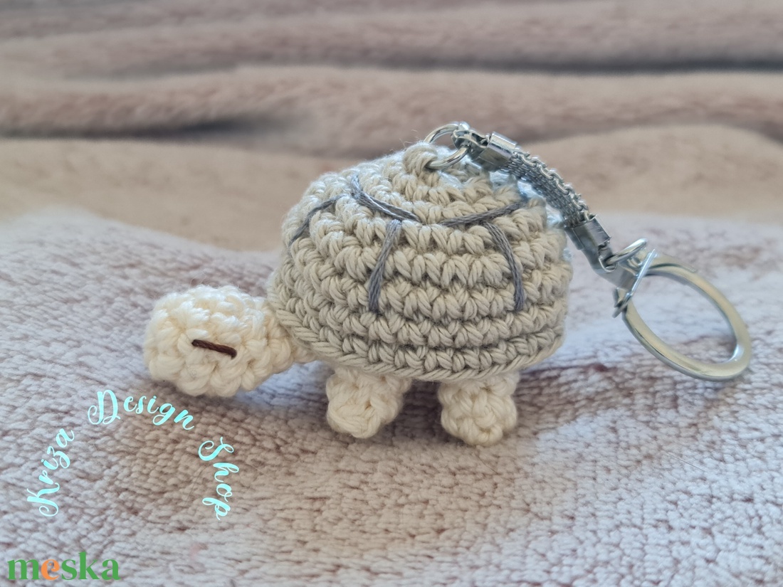 Kézműves horgolt kabalafigurás kulcstartó - Mini teknős (Bánk) - játék & sport - plüssállat & játékfigura - más figura - Meska.hu Kézműves horgolt kabalafigurás kulcstartó - Mini teknős (Bánk) - játék & sport - plüssállat & játékfigura - más figura - Meska.hu