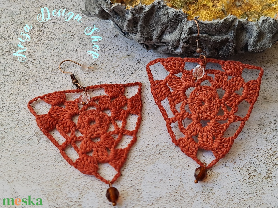 Kézműves horgolt csipke fülbevaló gyönggyel (Enikő - Marsala színek) - ékszer - fülbevaló - lógó fülbevaló - Meska.hu