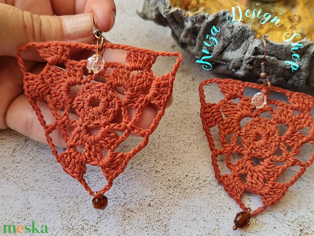 Kézműves horgolt csipke fülbevaló gyönggyel (Enikő - Marsala színek) - ékszer - fülbevaló - lógó fülbevaló - Meska.hu