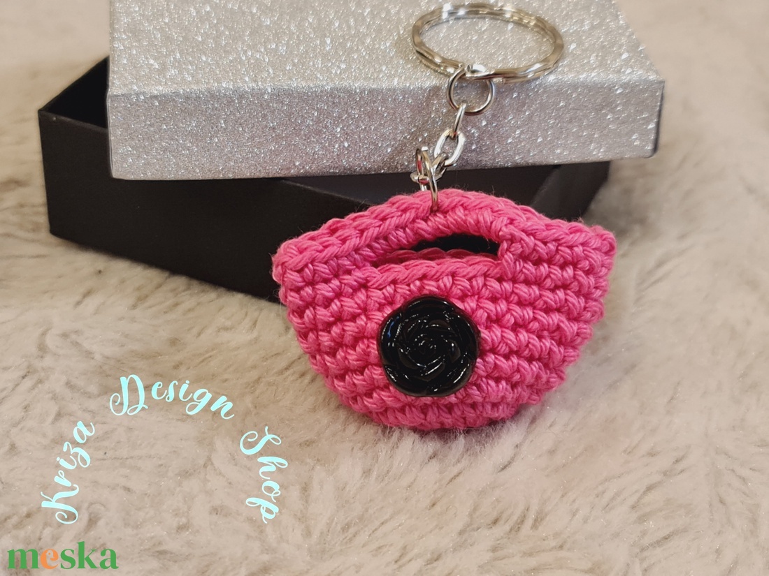 Kézműves horgolt  kulcstartó - Shopping bag (Fekete rózsás)  - táska & tok - kulcstartó & táskadísz - kulcstartó - Meska.hu