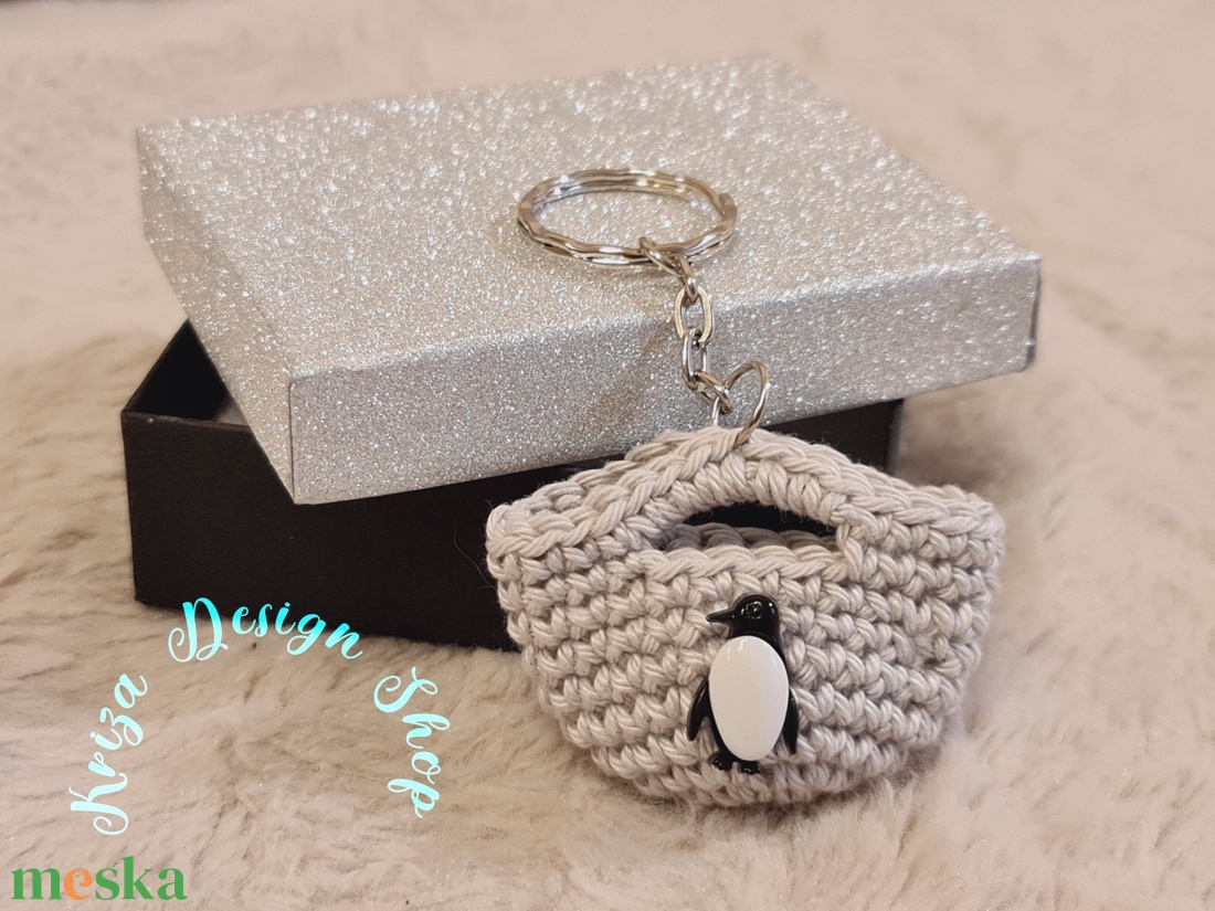 Kézműves horgolt  kulcstartó - Shopping bag (Pingvin dekorációval)  - táska & tok - kulcstartó & táskadísz - kulcstartó - Meska.hu