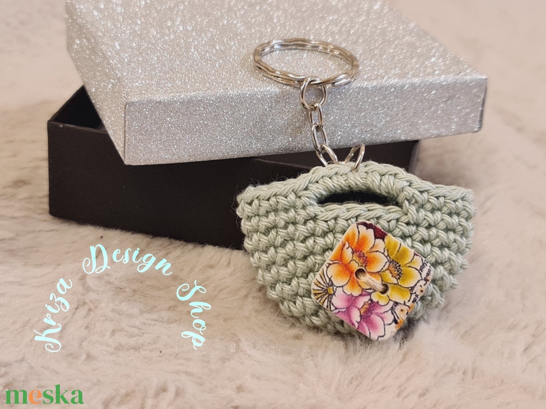 Kézműves horgolt  kulcstartó - Shopping bag (Tavaszi virágos gomb dekorációval)  - táska & tok - kulcstartó & táskadísz - kulcstartó - Meska.hu