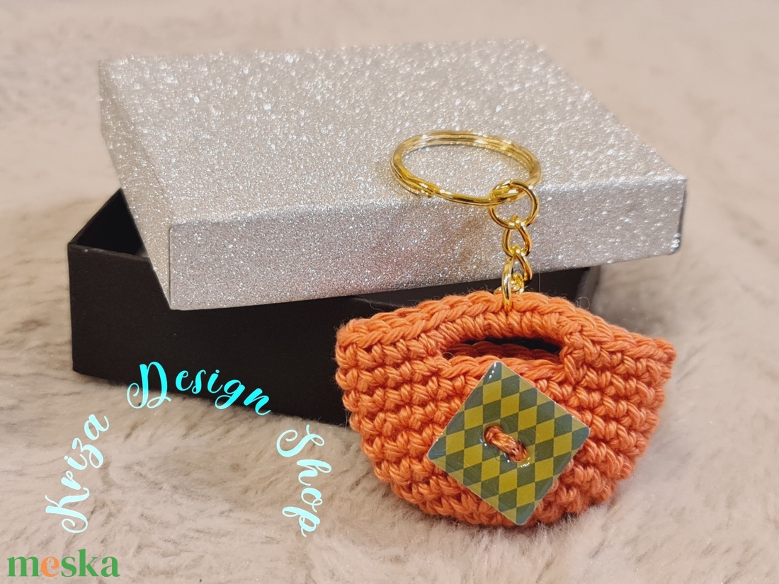 Kézműves horgolt  kulcstartó - Shopping bag (Modern gomb dekorációval 1.)  - táska & tok - kulcstartó & táskadísz - kulcstartó - Meska.hu