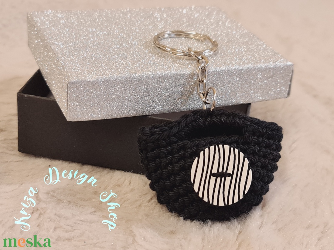 Kézműves horgolt  kulcstartó - Shopping bag (Modern gomb dekorációval 2.)  - táska & tok - kulcstartó & táskadísz - kulcstartó - Meska.hu