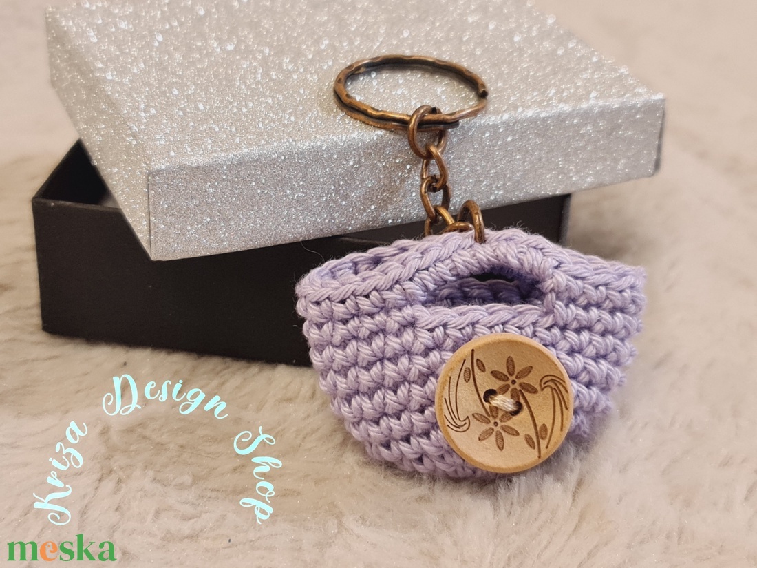 Kézműves horgolt  kulcstartó - Shopping bag (virágmintás gomb dekorációval - 2026.)  - táska & tok - kulcstartó & táskadísz - kulcstartó - Meska.hu