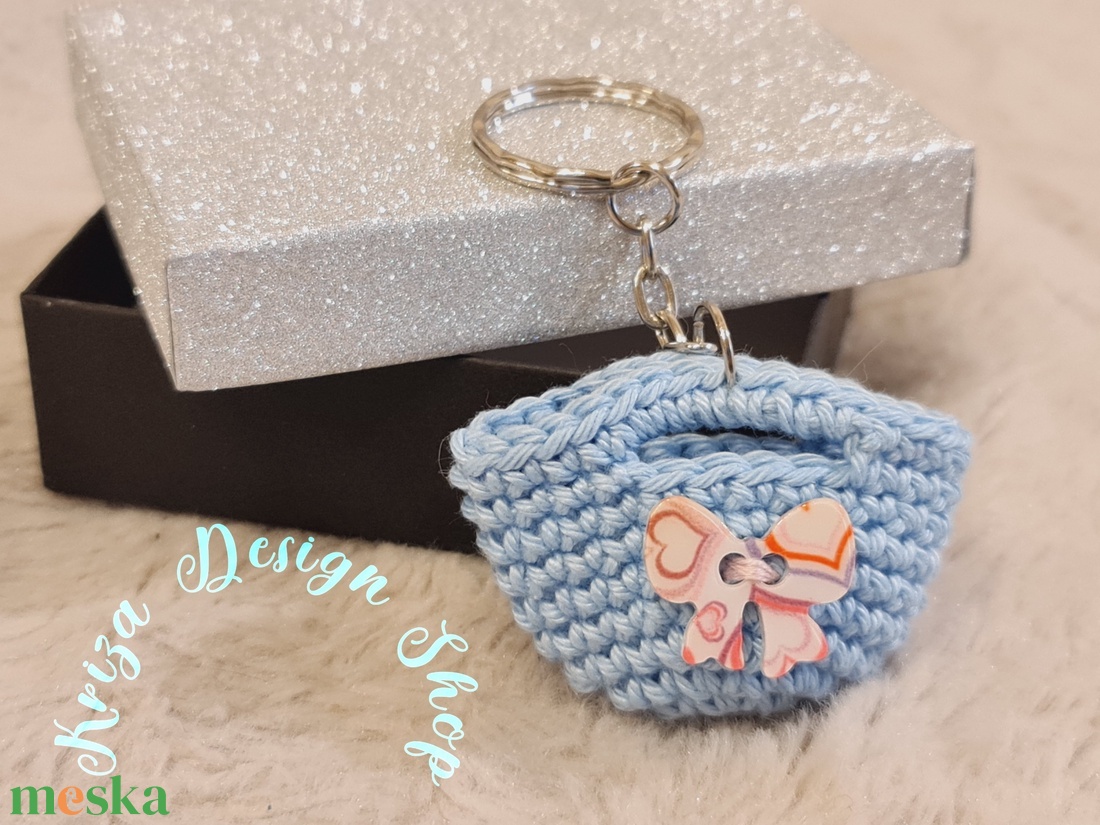 Kézműves horgolt  kulcstartó - Shopping bag (Masnis gomb dekorációval - 2026.)  - táska & tok - kulcstartó & táskadísz - kulcstartó - Meska.hu