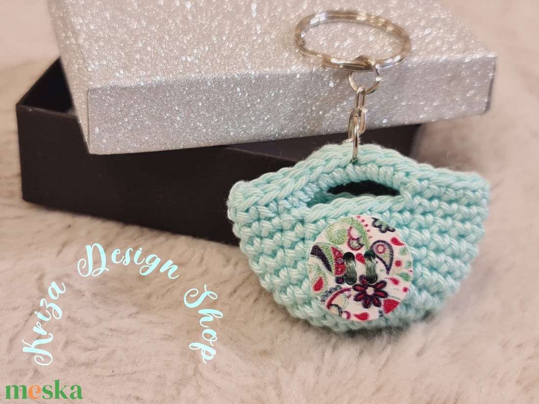 Kézműves horgolt  kulcstartó - Shopping bag (Színes fa gomb dekorációval - 2026.)  - táska & tok - kulcstartó & táskadísz - kulcstartó - Meska.hu