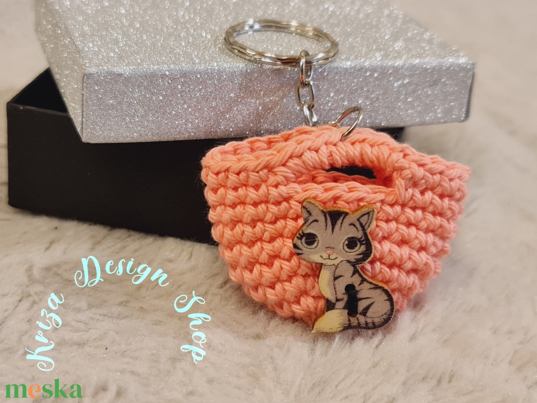 Kézműves horgolt  kulcstartó - Shopping bag (Cicás fa gomb dekorációval - 2026.)  - táska & tok - kulcstartó & táskadísz - kulcstartó - Meska.hu