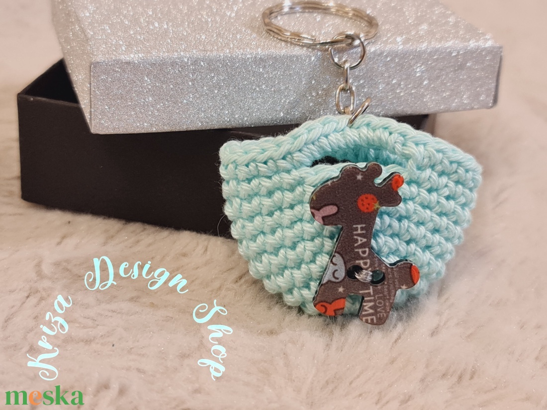 Kézműves horgolt  kulcstartó - Shopping bag (Zsiráfos gomb dekorációval - 2026.)  - táska & tok - kulcstartó & táskadísz - kulcstartó - Meska.hu