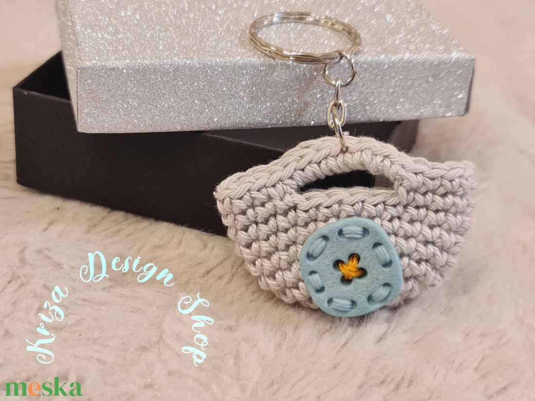Kézműves horgolt  kulcstartó - Shopping bag (Kocka alakú gomb dekorációval - 2026.)  - táska & tok - kulcstartó & táskadísz - kulcstartó - Meska.hu